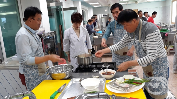낭성웰빙요리교실에 참여한 참가자들이 요리를 진행중이다