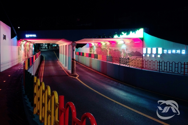 안동시 법흥지하차도 일원에 빛 터널이 환하게 어둠을 밝히고있다.
