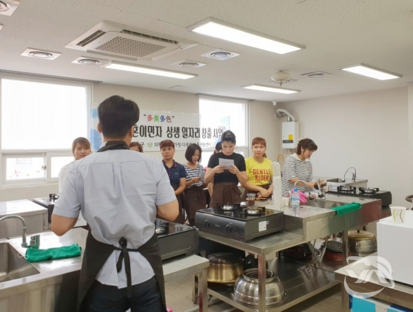 의령군 건강가정다문화가족지원센터에서 커피 바리스타 자격증반 수업을 개설했다