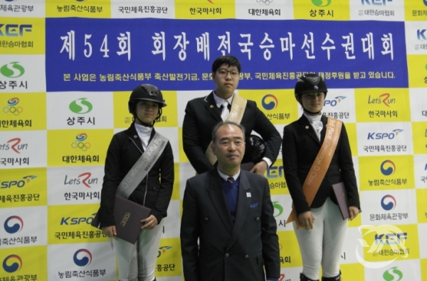 왼쪽부터 김도연, 이동영, 김나연 선수 기념사진촬영 모습