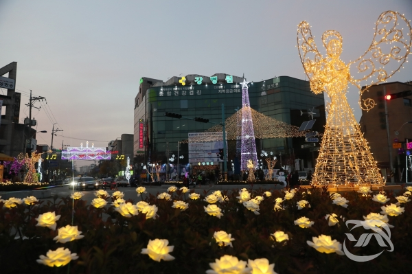 고성읍 동외광장 일원 '크리스마스트리문화축제'현장에 빛나고 있는 조형물들