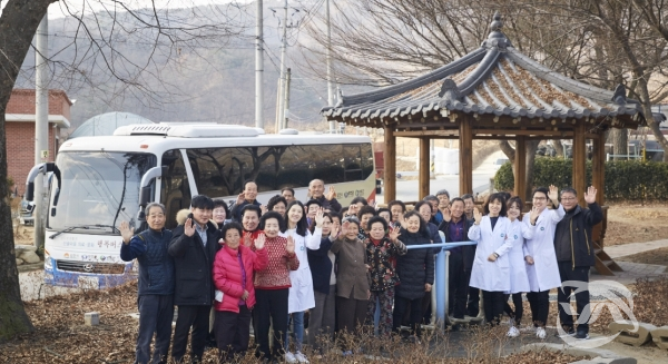 (올해 초부터 김천시 산골마을 의료취약지역주민들의 건강을 책임진 의료·문화 행복 버스가 임무를 완수하고 지역주민들과 함께 기념사진을 찍고있다.)