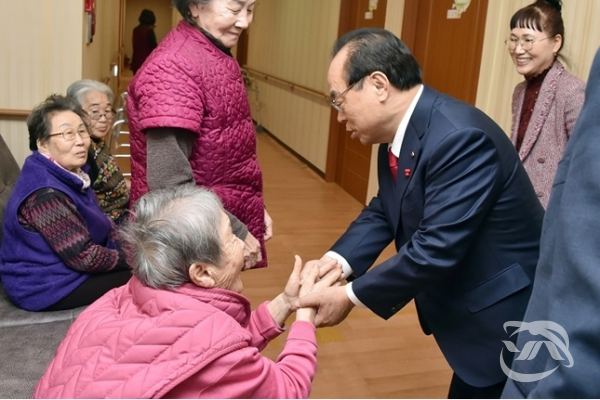 오거돈 부산시장이 4년전 어르신들과의 약속을 지키기 위해 지난 12일 노인양로시설을 방문했다.
