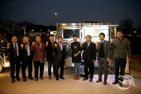 김해 청춘 푸드 트럭 오픈 행사 후 청년 창업자와 관계자들이 기념촬영을 하고 있다.