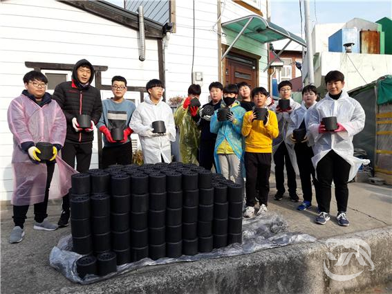 사천시 삼천포중·고등학교 학생자치회 임원 및 학생들이 연탄배달 후 기념촬영을 하고 있다.