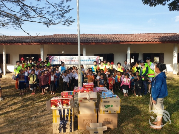군위군 사랑의 열매 나눔 봉사단이 라오스 방비엥 초등학교를 방문해 아이들에게 학용품 등을 나누어 주고 있다. 