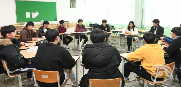 거창군이 서울대학교 사범대학 재학생을 초청해 관내 고등학교 학생들에게 학습 지도사업을 실시하고 있는 모습
