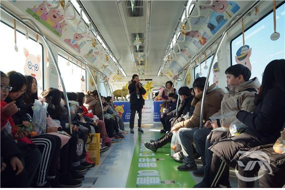 대구 도시철도공사 2고객센터가 진행한 ‘3호선 하늘 열차 탑승 체험행사’에 초등학생들이 참여해 체험을 펼치고 있다.