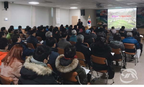 김천시 어모면에서 개최된 농업인 복숭아 교육에 참석한 수많은 농업인들의 열기로 2층 회의실이 가득 메워졌다.