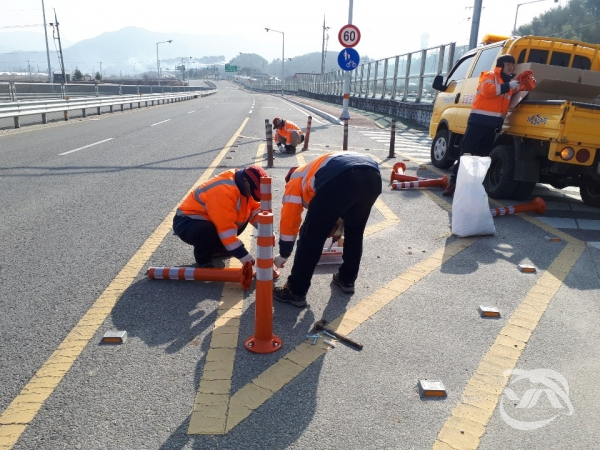 안전하고 쾌적한 귀성길 도로환경을 제공하기 위해 거창군 관계자들이 도로시설물 정비를 진행하고 있다.