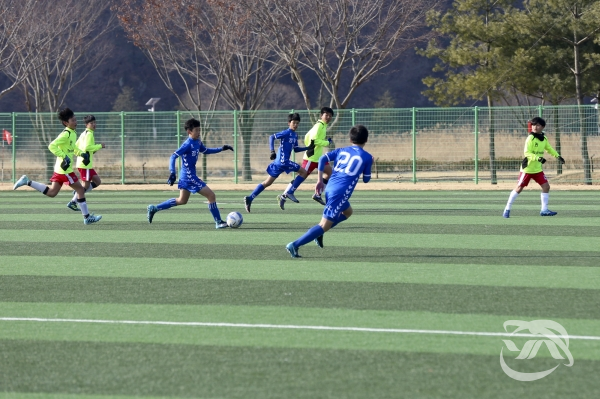 합천군에서 열리는 ‘제55회 춘계 한국고등학교 축구 연맹전’ 참가팀 선수들이 훈련을 진행하고 있다.