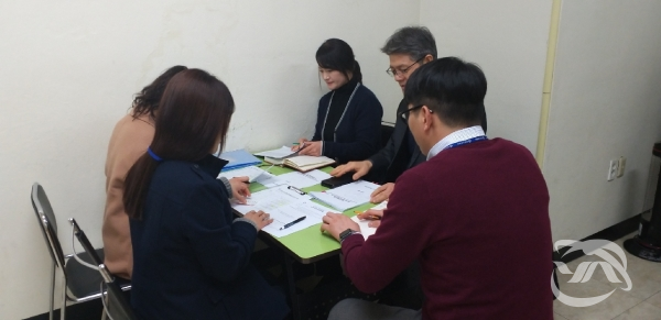 진주시 복지정책과 생활 보장팀은 의료급여 수급권자 지도점검 전 회의를 하고 있다.