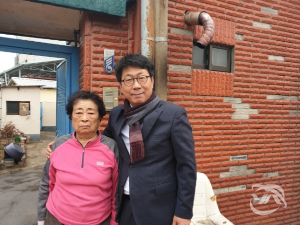 경주시 황오동장은 지난 6일 손진형 애국지사의 유족집에 명패를 달았다.
