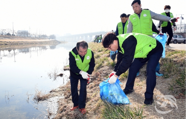 김천시 공무원들과 자연보호 김천시협희외 회원들은 지난 8일 직지사천 고수부지 일원에서 국토 대 청결 활동을 펼쳤다.