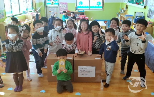 남해군이 관내 어린이집 유아들에게 미세먼지 차단용 마스크를 지원한다.
