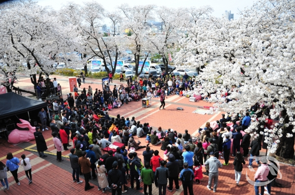 오는 4월 5일부터 7일 3일간 안동문화예술의 전당 벚꽃길에서 경북 핸드메이드아트페어 2019 위대한 꼼지락이 진행된다.