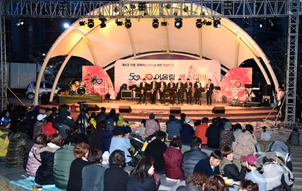 김천시는 한국도로공사 창립 50주년을 축하하기 위해 5070 어울림 페스티벌을 개최해 시민들과 소통을 나눴다.