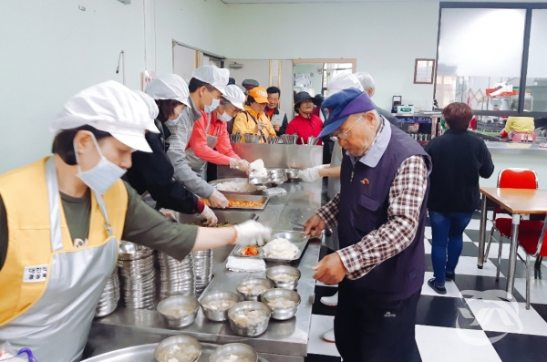 김천시 지좌동 직원들과 적십자봉사회 회원들이 어르신들을 위한 급식 봉사활동을 실천해 지역사회에 큰 귀감이 되고있다.