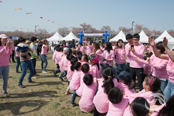 경주시가 진행한 '2019 경주 벚꽃축제'에서 열린 벚꽃 운동회 모습