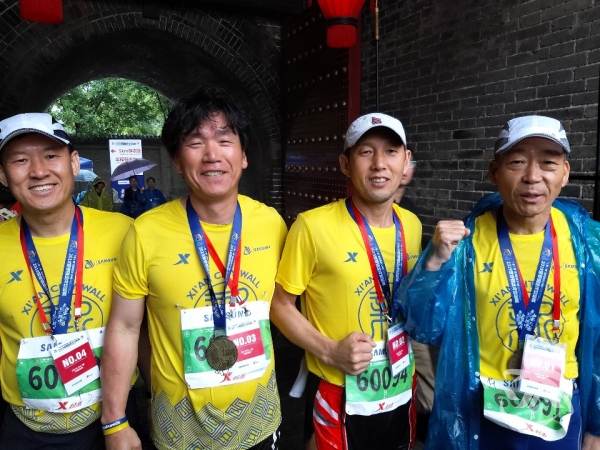 중국 시안시에서 열린 ‘2019 시안성벽국제마라톤 대회’에 참여한 경주시우호대표단 단원들 모습