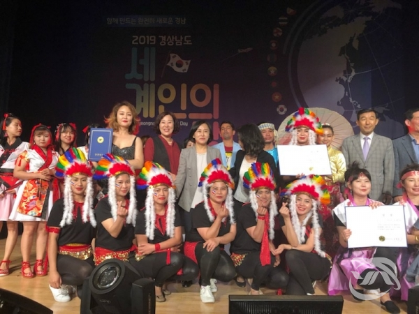 2019년 외국인 주민 화합 한마당 경남대회에서 최우수상을 수상한 함안군 타그아라오팀이 기념촬영을 하고 있다.