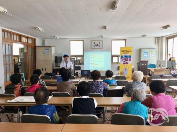 함안군 건강생활지원센터에서 칠원읍 주민들에게 혈관 탱탱 기억 총총 교실 프로그램을 실시하고 있다.