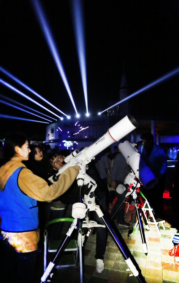영천 보현산별빛축제에서 관람객이 망원경을 관찰하고 있다.