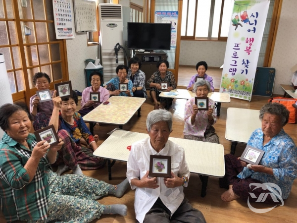 창녕군이 운영하는 노인 우울예방 프로그램에 참여한 어르신들이 기념촬영을 하고 있다.