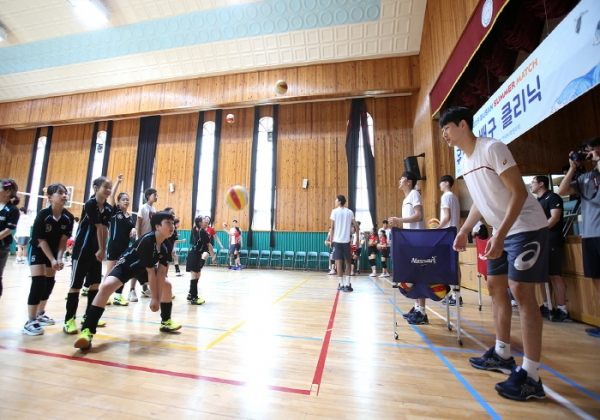 통영시에서 하계전지훈련을 하는 현대캐피탈 프로배구 선수단이 초등학교 배구선수들에게 재능기부를 하고 있다.