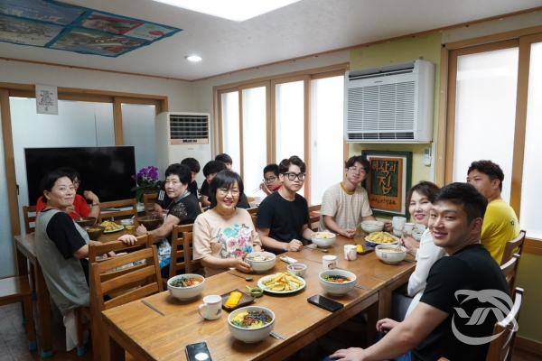 '이삭의 집'에서 한가로운 식사의 시간을 가지고 있는 가족들의 모습(사진출처=영남연합뉴스DB)