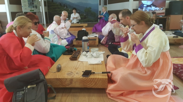 외국인 관광객들이 하동야생차박물관에서 전통차(茶) 문화를 체험하고 있다.