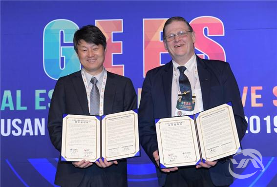 부산시와 (사)국제 e스포츠 연맹, e스포츠 진흥과 국내외 게임 산업 발전을 위한 업무협약을 체결하고 기념사진을 찍고 있다.