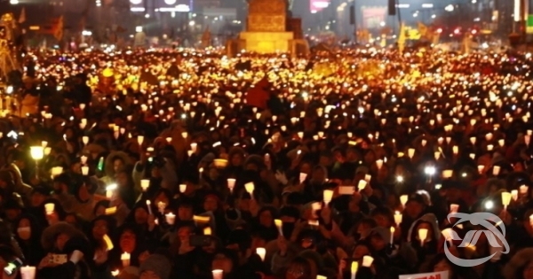 지난 28일 서울 서초동에서는 '검찰개혁'이 이루어져야 한다고 주장하는 조 장관 지지층들이 주최측 추산 200만명이 모여 대규모 촛불집회를 열었다.