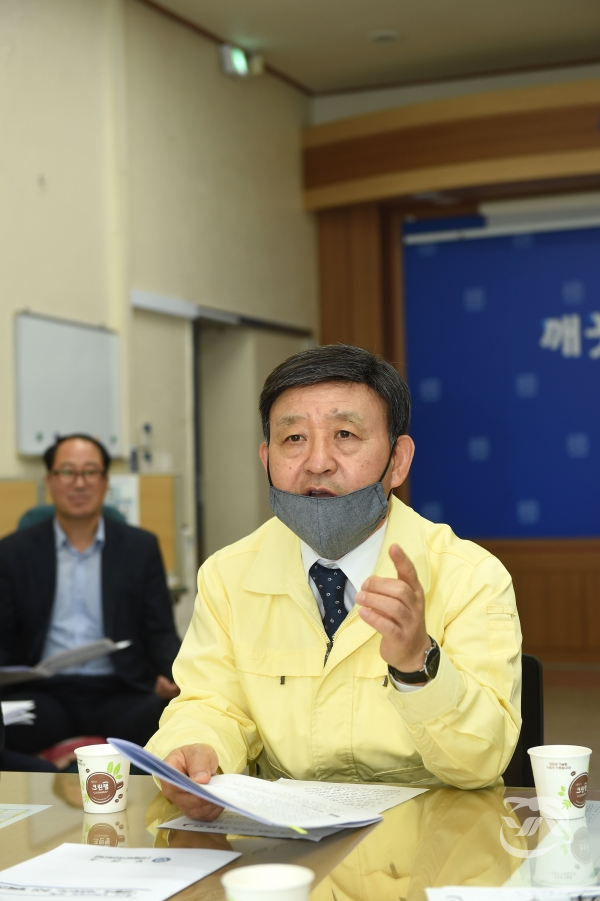 허성곤 시장이 김해형 생활속 거리두기 3대 실천계획을 발표 하고있다.(사진=김해시청 제공)