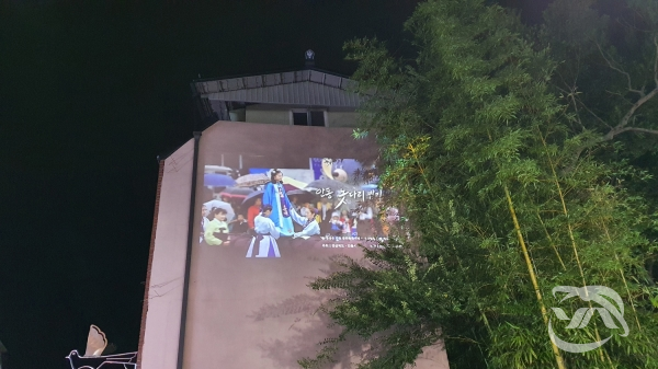 태사로 특화거리에 안동시의 고려시대 문화자산 소개 영상을 상영하고있다.(사진=안동시청제공)