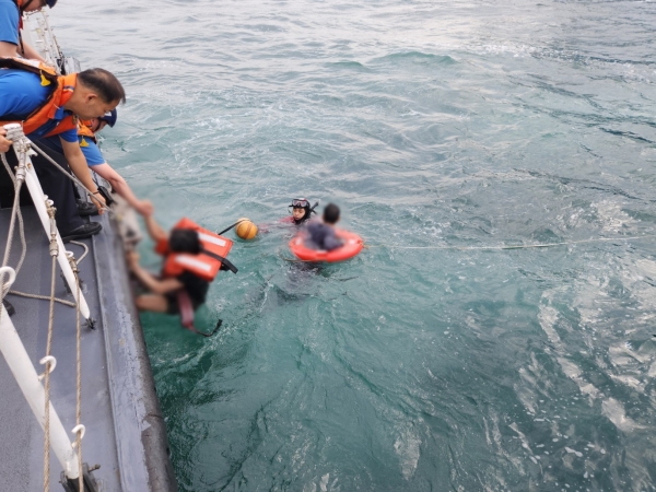 포항해경이 6월 25일 바다에 빠진 선원을 구조하는 모습이다.