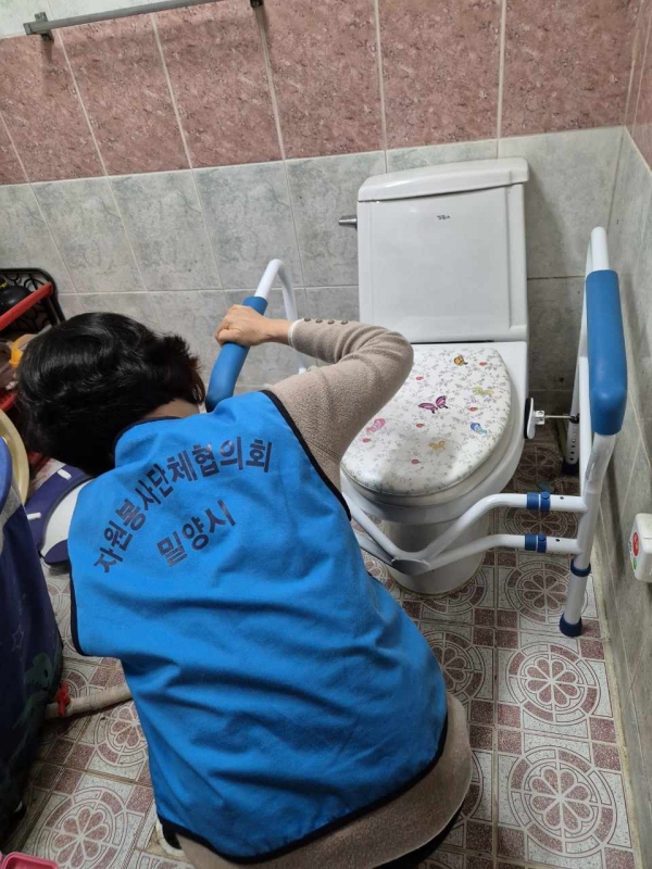 상남면자원 봉사회원이 화장실 안전손잡이를 설치하고 있다.(사진=밀양시청 제공)